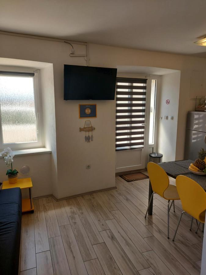 Apartmant Bionda Novi Vinodolski, Cozy And Nice Apartment For 4 People In The City Center Exterior foto