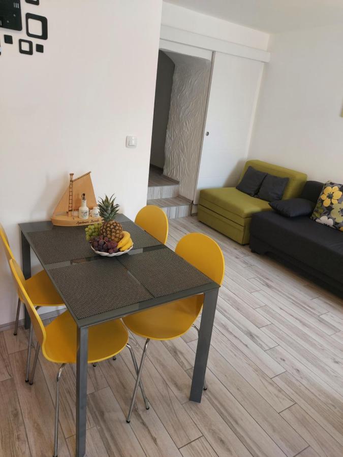 Apartmant Bionda Novi Vinodolski, Cozy And Nice Apartment For 4 People In The City Center Exterior foto