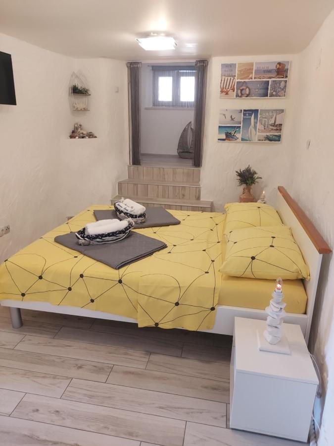 Apartmant Bionda Novi Vinodolski, Cozy And Nice Apartment For 4 People In The City Center Exterior foto