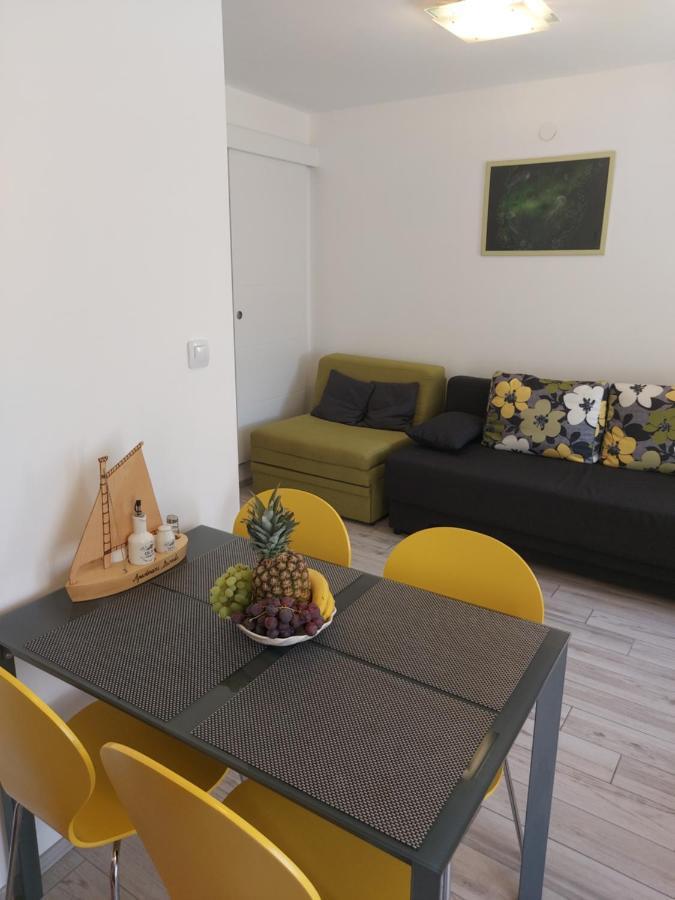 Apartmant Bionda Novi Vinodolski, Cozy And Nice Apartment For 4 People In The City Center Exterior foto