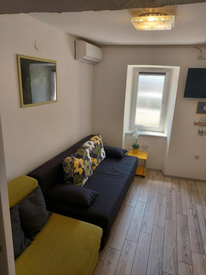 Apartmant Bionda Novi Vinodolski, Cozy And Nice Apartment For 4 People In The City Center Exterior foto