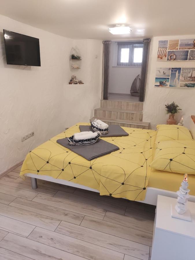 Apartmant Bionda Novi Vinodolski, Cozy And Nice Apartment For 4 People In The City Center Exterior foto