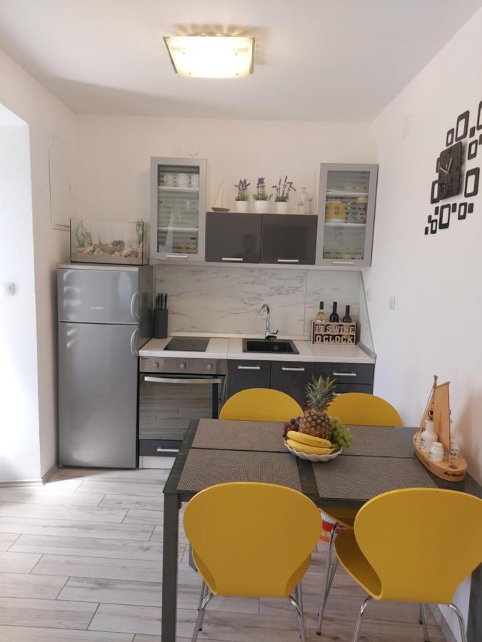 Apartmant Bionda Novi Vinodolski, Cozy And Nice Apartment For 4 People In The City Center Exterior foto