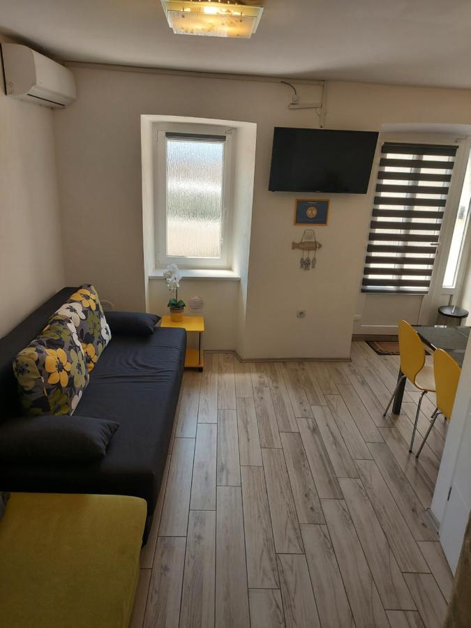 Apartmant Bionda Novi Vinodolski, Cozy And Nice Apartment For 4 People In The City Center Exterior foto