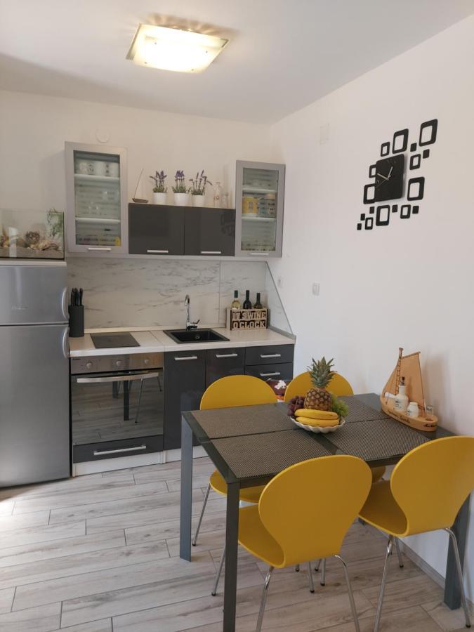 Apartmant Bionda Novi Vinodolski, Cozy And Nice Apartment For 4 People In The City Center Exterior foto