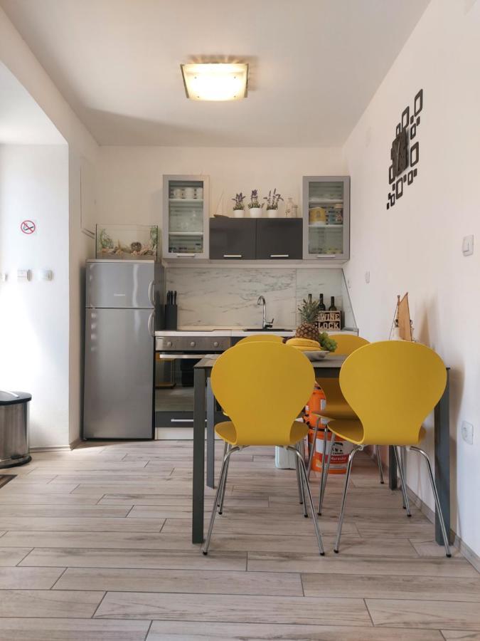 Apartmant Bionda Novi Vinodolski, Cozy And Nice Apartment For 4 People In The City Center Exterior foto