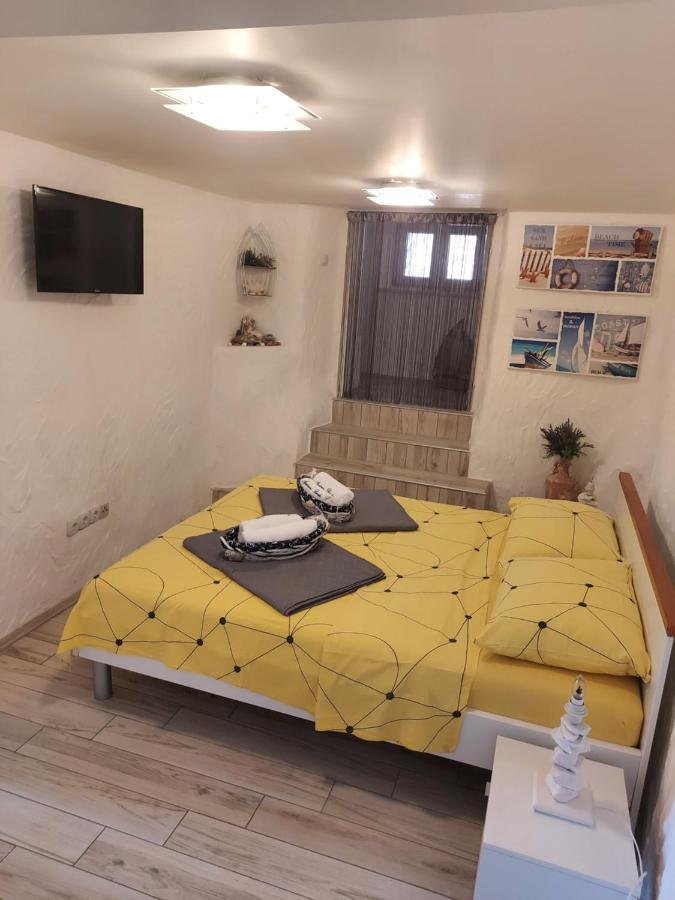 Apartmant Bionda Novi Vinodolski, Cozy And Nice Apartment For 4 People In The City Center Exterior foto