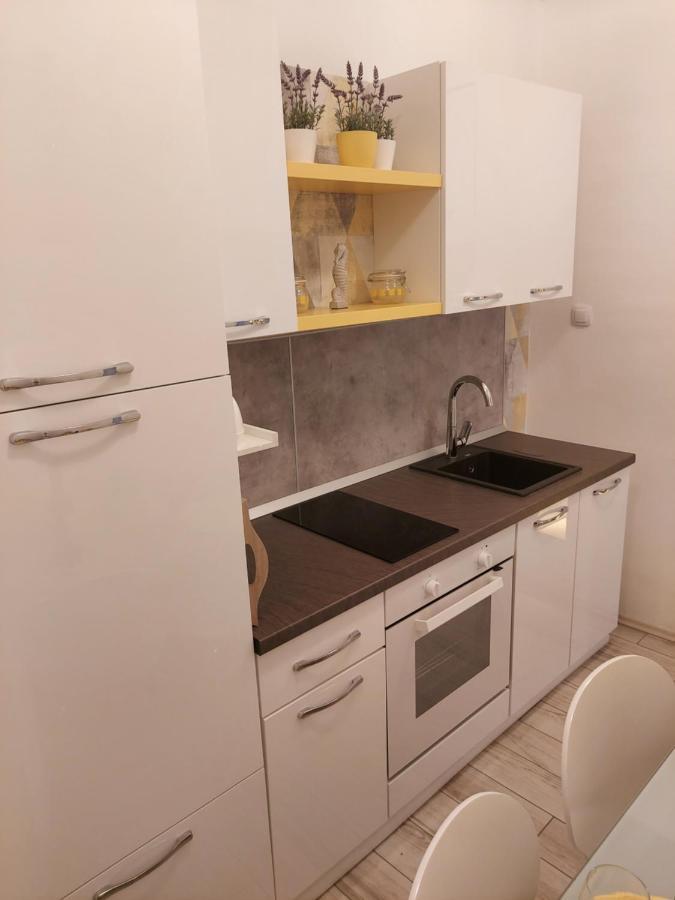 Apartmant Bionda Novi Vinodolski, Cozy And Nice Apartment For 4 People In The City Center Exterior foto