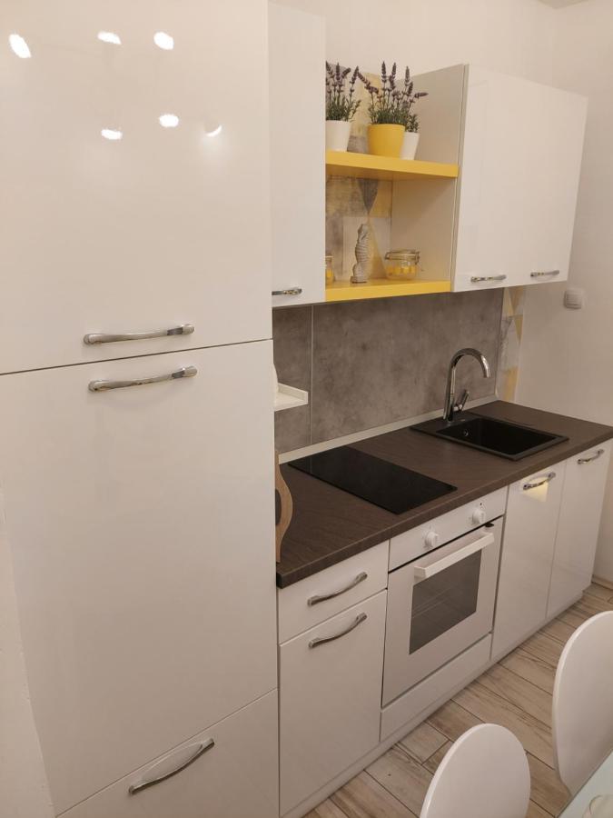 Apartmant Bionda Novi Vinodolski, Cozy And Nice Apartment For 4 People In The City Center Exterior foto