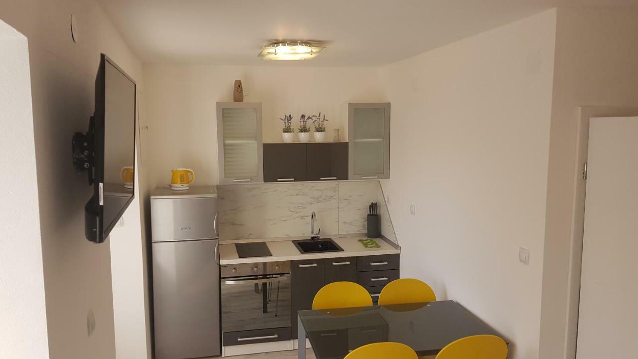 Apartmant Bionda Novi Vinodolski, Cozy And Nice Apartment For 4 People In The City Center Exterior foto